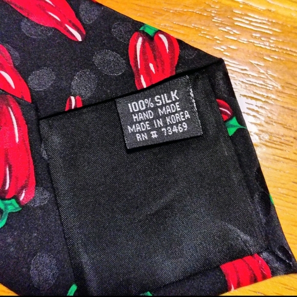 Looney Tunes Black Tie with Red Chili Peppers - Picture 4 of 5